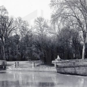 El río Tajo y el Salón de los Reyes Católicos con la Fuente de la Boticaria en el Jardín de la Isla en Aranjuez