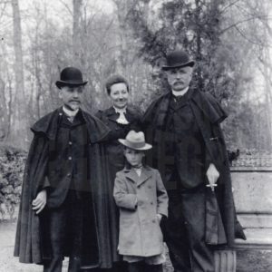 Cuatro personas junto a un banco de piedra en el Jardín de la Isla en Aranjuez