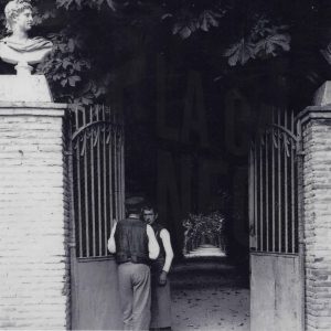 Dos hombres conversan a la entrada de la finca Villa Mata  en Aranjuez