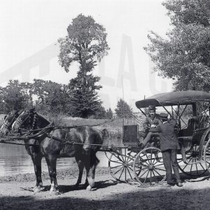Dos personas junto a una calesa cerca del río Tajo en Aranjuez