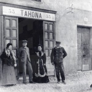 Dos mujeres y dos hombres en la puerta de una tahona en Aranjuez