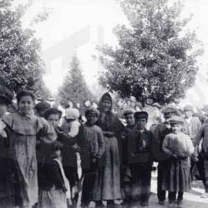 Numerosos niños, niñas y personas adultas dentro y fuera del Jardín del Parterre de Aranjuez cerca de la puerta de Damas