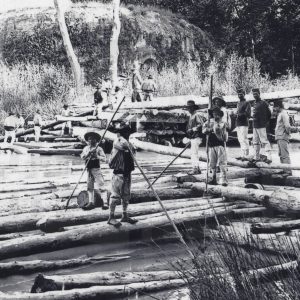 Varios gancheros durante una maderada a la orilla del río Tajo