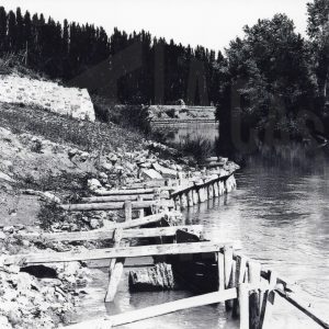 Construcciones con troncos en la orilla del río Tajo para las maderadas