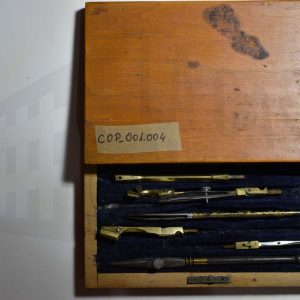 Caja de utensilios de dibujo técnico, con algunos tiralíneas, marcador compás, y herramientas auxiliares