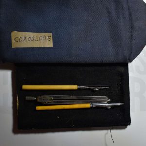 Caja de utensilios de dibujo técnico, con dos tiralíneas, marcador compás,