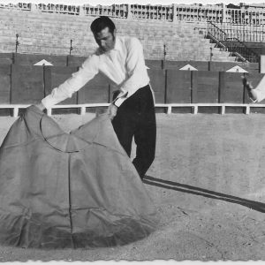 El actor Rik Battaglia posando con un capote en la Plaza de Toros de Aranjuez