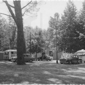 Vehículos y caravanas en las instalaciones del Camping de Aranjuez