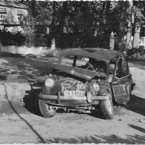 Un Seat 600 accidentado junto al Restaurante «La Alegría de la Huerta» en Aranjuez