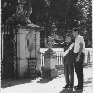 El guarda de Patrimonio Nacional, Sr. Frutos, dando indicaciones a un visitante en la puerta del Jardín del Parterre en Aranjuez