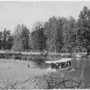 Barca y bañistas en el río Tajo en Aranjuez
