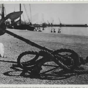 Detalle de un ancla en un puerto de mar