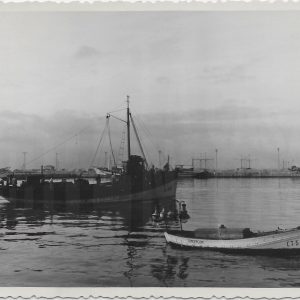 Barco maniobrando en el interior de un puerto de mar
