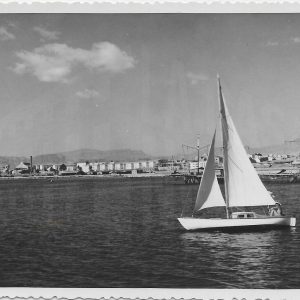 Barco velero con su tripulante saliendo a la mar