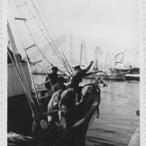 Tripulación amarrando un barco en el puerto