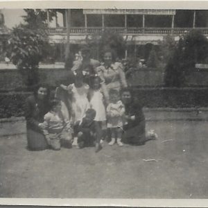 Familia posando frente al Restaurante El Rana Verde en Aranjuez