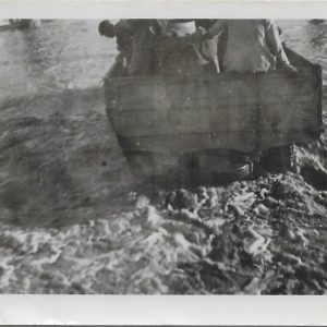 Camión pasando por zona inundada