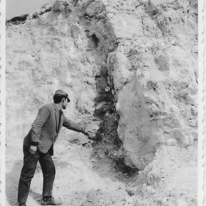 Hombre señalando una zona de una ladera