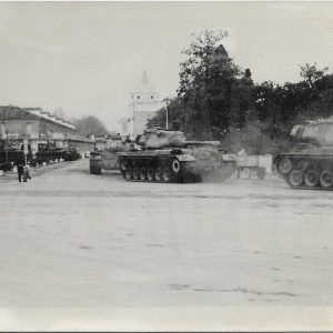 Carros de combate desplazándose por la Avenida de Palacio y la Plaza de Santiago Rusiñol en Aranjuez
