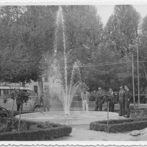 Grupo de personas contemplando el funcionamiento de una fuente urbana en Aranjuez