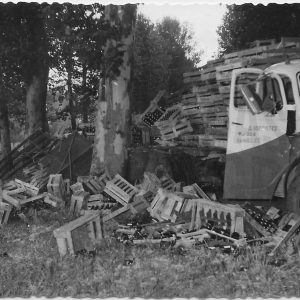Camión accidentado derramando su carga de botellas de cerveza Mahou