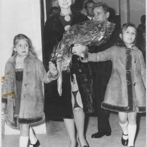 La Princesa Sofía de Grecia con las Infantas Elena y Cristina y el Príncipe Juan Carlos detrás