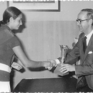 Aurora Collado recibiendo un trofeo en Aranjuez