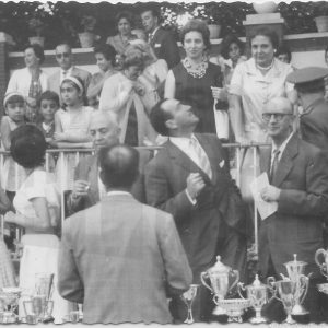 El Alcalde de Aranjuez, Manuel García Moreno, junto a más público asistiendo a un concurso de saltos hípicos