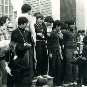 Jóvenes recibiendo sus trofeos en las Olimpiadas del Colegio Apóstol Santiago de Aranjuez