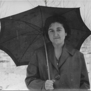 Mujer con paraguas en terreno nevado