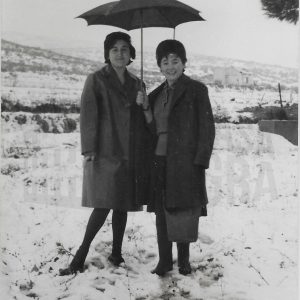 Dos mujeres con paraguas en terreno nevado