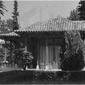 Segunda Oficina de Turismo y busto de Santiago Rusiñol  en la Plaza de Rusiñol en Aranjuez