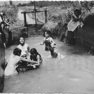 Niñas bañándose en un caz de Aranjuez bajo la atenta mirada de una señora