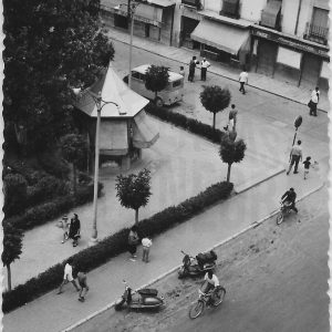 Vista aérea de la esquina de la Calle Stuart con la Calle Gobernador desde la torre del Ayuntamiento de Aranjuez, donde se puede ver el kiosko de Juanele