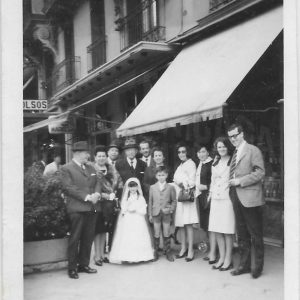 Familia posando con una niña de Primera Comunión