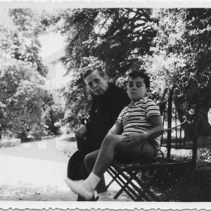 Retrato de una señora mayor y un niño en el Jardín del Parterre en Aranjuez