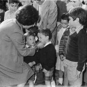 María Manuela Duarte Neto, esposa del Presidente de Portugal, saluda a unos niños durante su estancia en Aranjuez