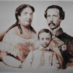 Reproducción de una fotografía con la imagen de la Reina Isabel II, su esposo D. Francisco de Asís y su hijo Alfonso, Príncipe de Asturias.