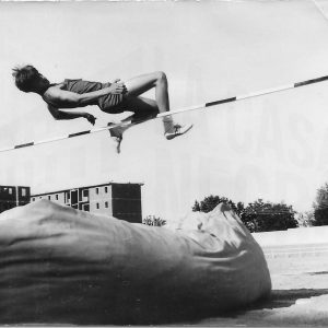 Atleta haciendo un salto de altura en Aranjuez