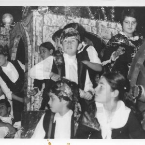 Niños y niñas disfrazados de baturros en una carroza en las  Fiestas de Aranjuez