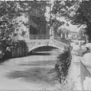 Puente sobre la ría en el Jardín de la Isla en Aranjuez