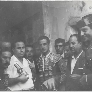 El torero Santiago Martín «el Viti» con el fotógrafo y otros aficcionados