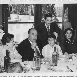 Varias personas en una mesa del Restaurante El Rana Verde en Aranjuez