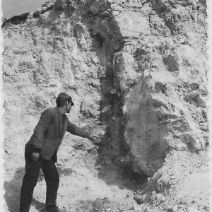 Hombre señalando yacimiento arqueológico en la Yesería en Aranjuez