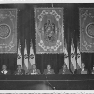 Siete personas presidiendo un acto durante la Dictadura