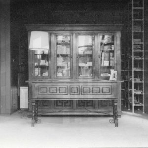 Muebles en una habitación con una lámpara encendida