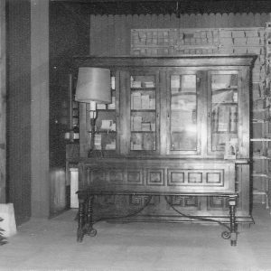 Muebles en una habitación con una lámpara encendida