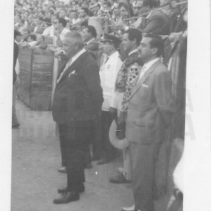 Un torero, otras personas y el público en la Plaza de Toros de Aranjuez