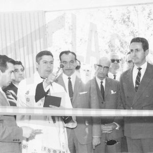 El Ministro de Industria, Gregorio López-Bravo, inaugura la planta de soporte de MAFE (Manufacturas Fotográficas Españolas) con el Alcalde de Aranjuez y otras autoridades