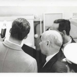 Visita del Príncipe Juan Carlos a la factoría de MAFE (Manufacturas Fotográficas Españolas) en Aranjuez)